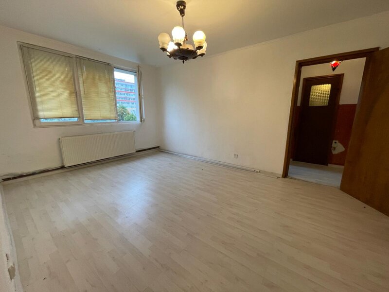 Gradistea nr. 17, apartament 3 camere de renovat cu centrala proprie.