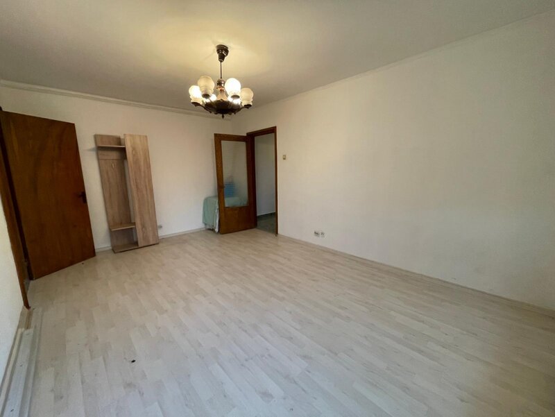 Gradistea nr. 17, apartament 3 camere de renovat cu centrala proprie.