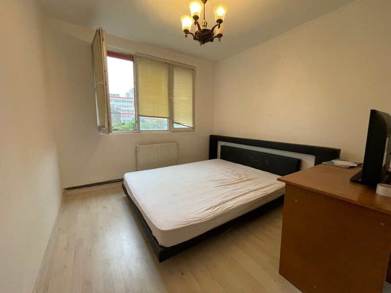 Gradistea nr. 17, apartament 3 camere de renovat cu centrala proprie.