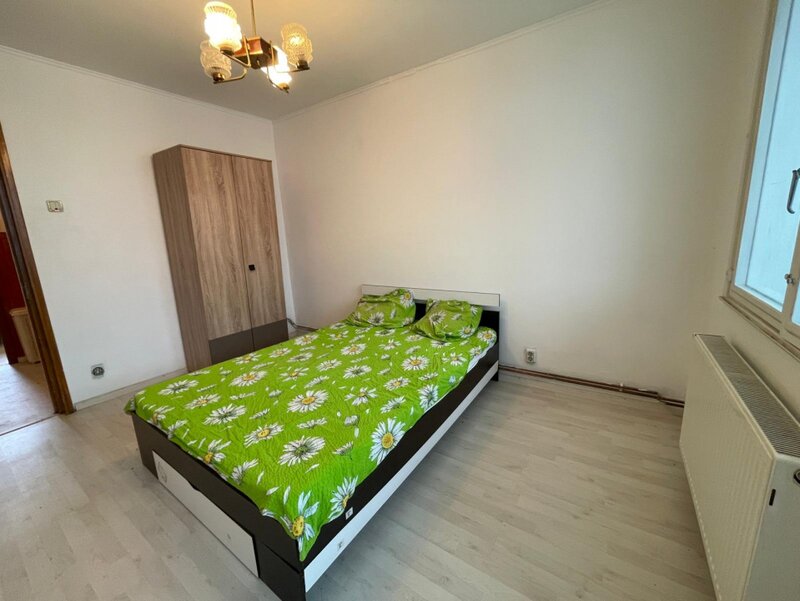 Gradistea nr. 17, apartament 3 camere de renovat cu centrala proprie.