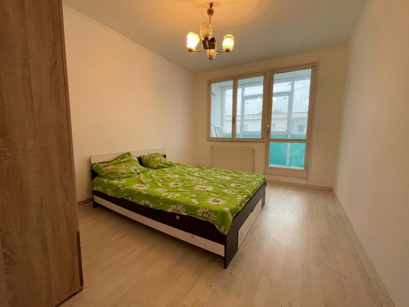 Gradistea nr. 17, apartament 3 camere de renovat cu centrala proprie.