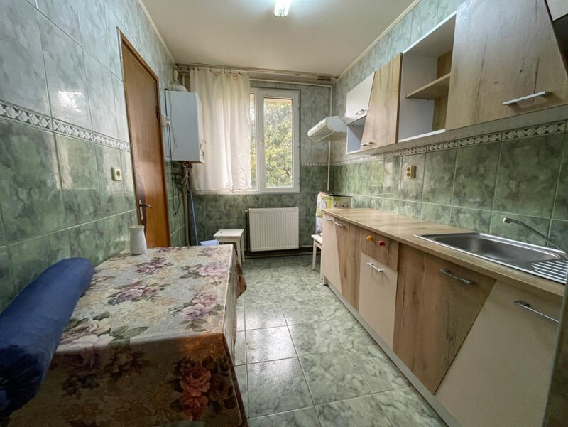 Gradistea nr. 17, apartament 3 camere de renovat cu centrala proprie.