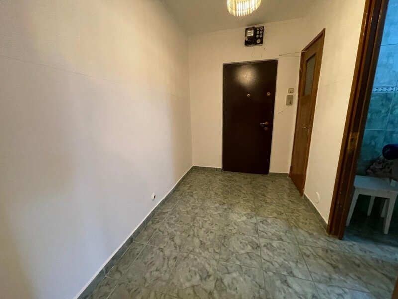 Gradistea nr. 17, apartament 3 camere de renovat cu centrala proprie.
