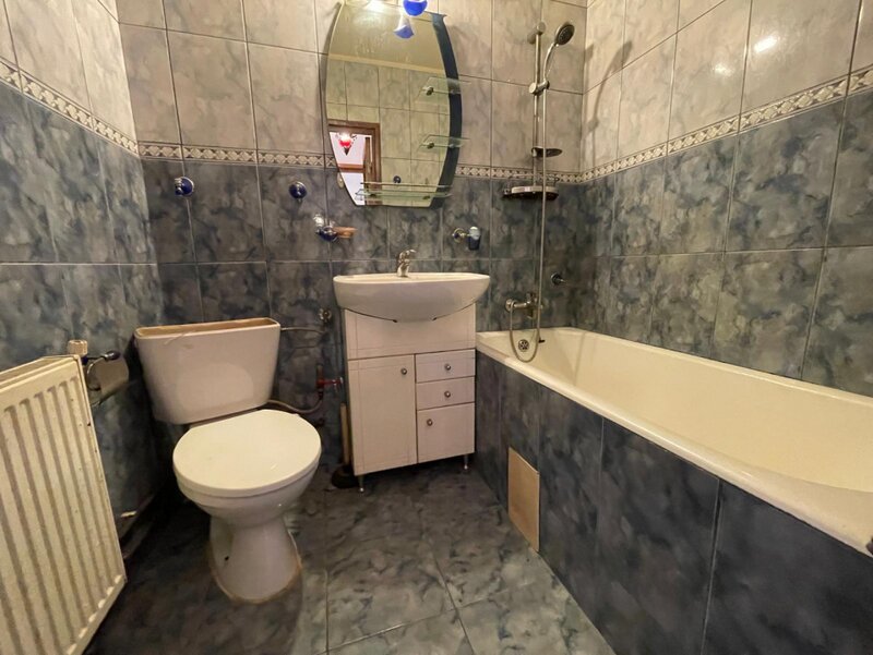 Gradistea nr. 17, apartament 3 camere de renovat cu centrala proprie.