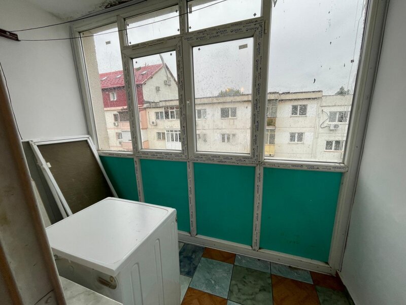 Gradistea nr. 17, apartament 3 camere de renovat cu centrala proprie.